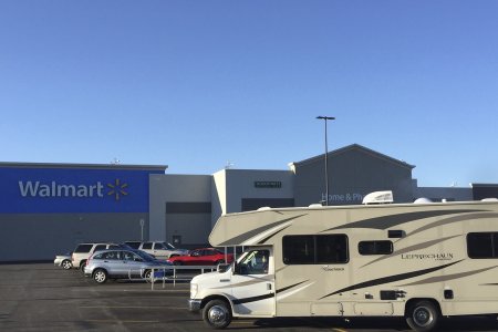 We zijn genoodzaakt te overnachten bij de Walmart, de campings zijn nog dicht 